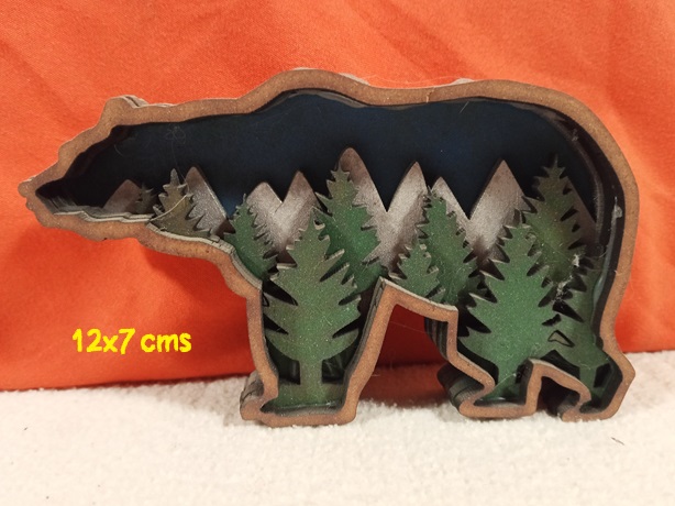 Figura oso paisaje en 5 capas