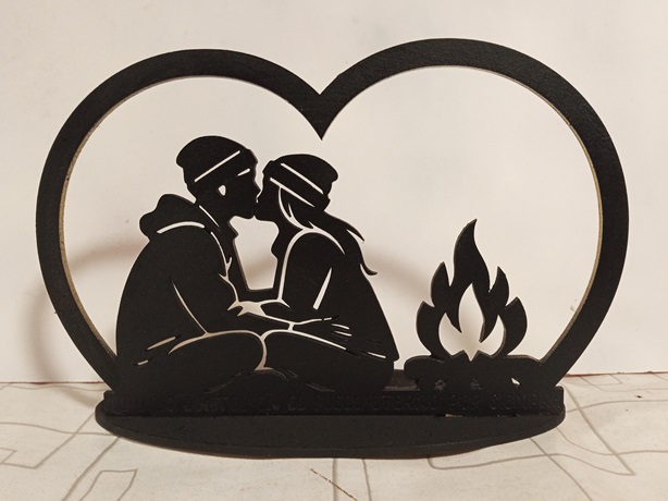 Portavelas San Valentin pareja besandose junto al fuego 2