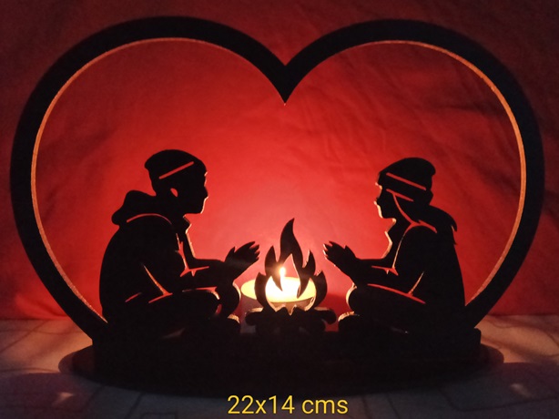 Portavelas San Valentin pareja junto al fuego