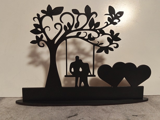 Figura enamorados en columpio con peana 2