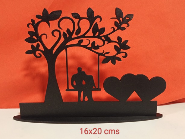 Figura enamorados en columpio con peana