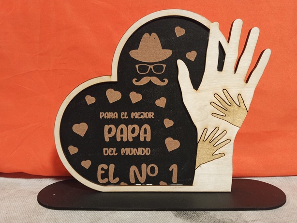 Figura manos mejor papa del mundo 2
