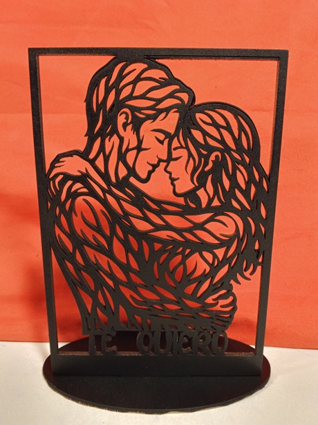 Portavelas enamorados abrazados en raices 2