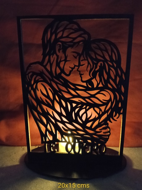 Portavelas enamorados abrazados en raices