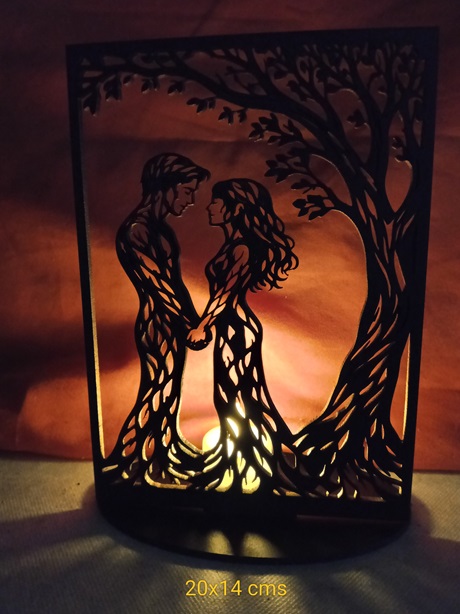 Portavelas enamorados fusionados con la naturaleza