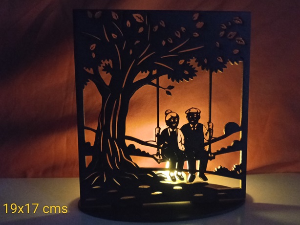 Portavelas enamorados mayores en columpio