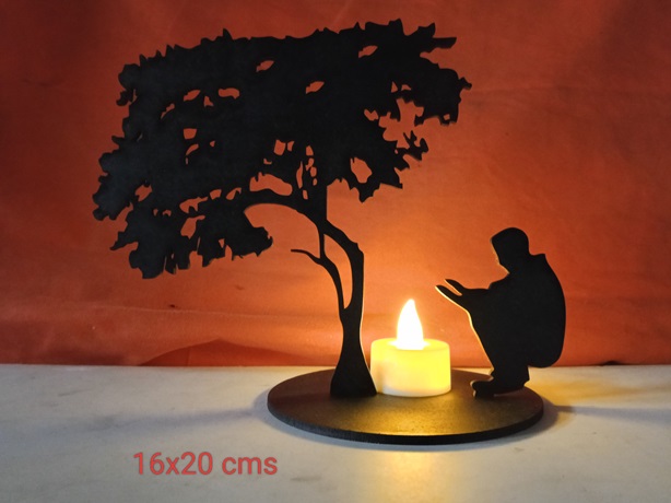 Portavelas hombre calentandose bajo arbol