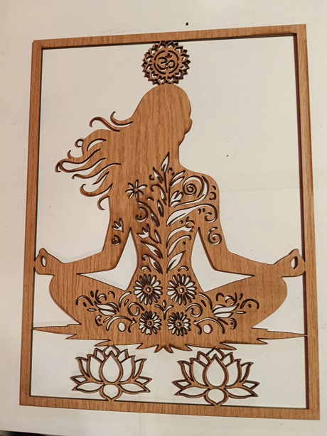 Mural chica yoga flores y chakra 2