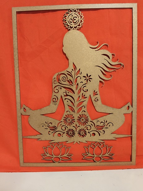 Mural chica yoga flores y chakra 3