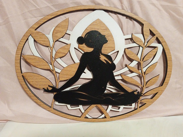 Mural chica yoga flores 3 capas 2
