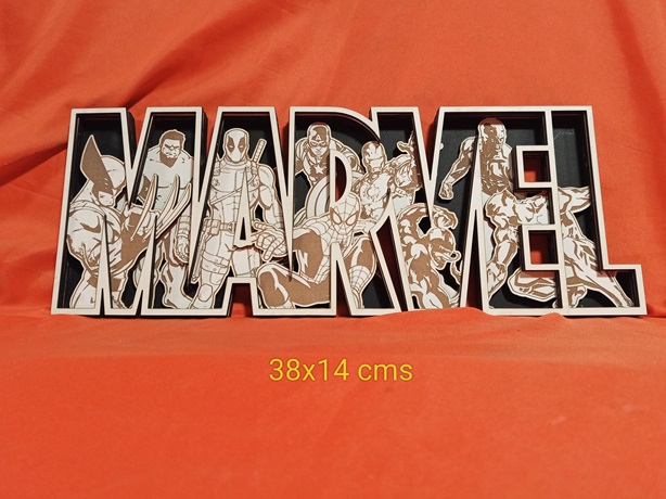 Letrero Marvel con superhéroes en 3 capas
