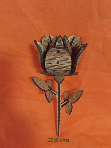 Flor rosa en madera