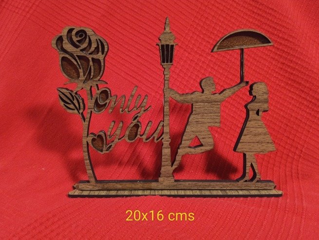 Figura enamorados con rosa y texto 2 capas