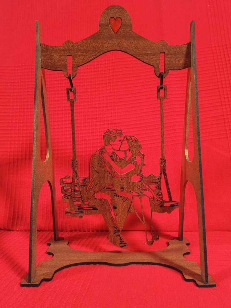 Figura pareja enamorados en columpio 2